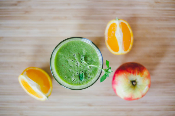 Günaydın: taze yeşil smoothie ve meyve üzerinde ahşap backgrou - Fotoğraf, Görsel