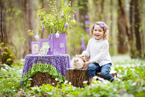 本物のうさぎの庭でのプレイの小さな少女。笑う子供 - 写真・画像