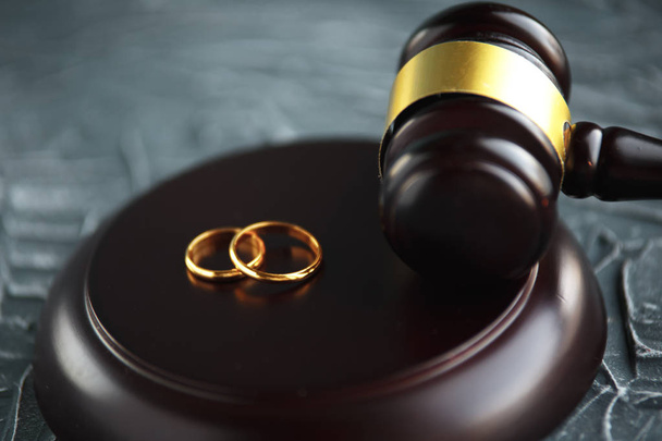 Dvě zlomené zlaté snubní prsteny rozvod vyhláška dokumentu. Rozvod a rozluka koncepce - Fotografie, Obrázek