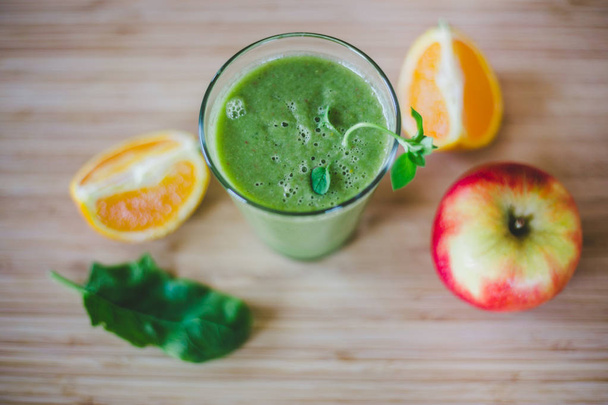 Hyvää huomenta: Tuore vihreä smoothie ja hedelmiä puinen backgrou
 - Valokuva, kuva