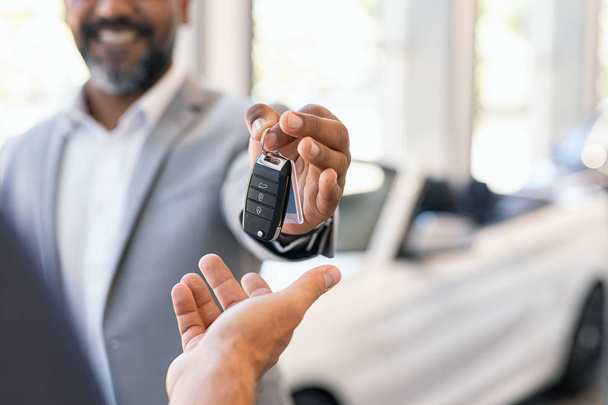 Salesman giving new car keys to customer - Foto, immagini
