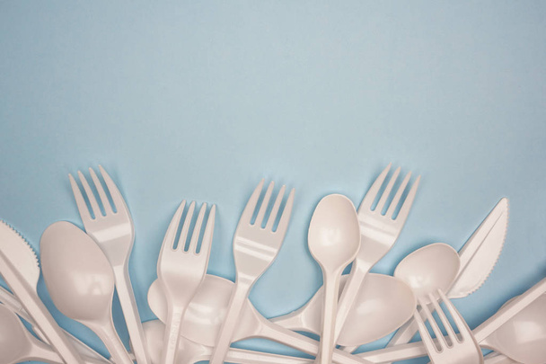 Single-use plastic products: forks, cutlery, plastic cups on min - Photo, Image