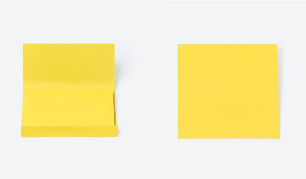 Set van kartonnen gele enveloppen met een plek voor logo, op een grijze achtergrond, mock-up - Foto, afbeelding