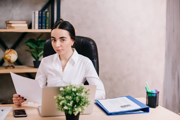 Жінка-офіс працівник перегляд документів на робочому місці
 - Фото, зображення