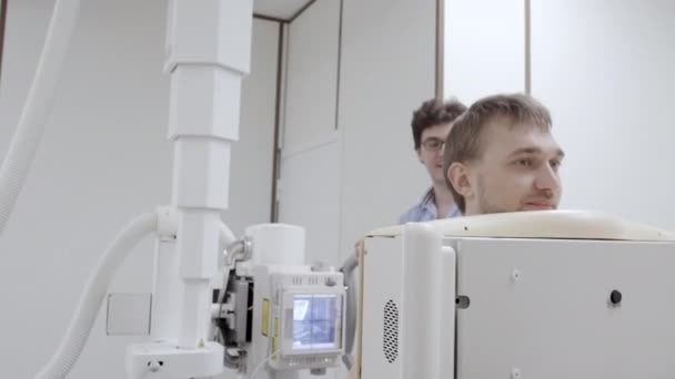 Radiográfiai berendezések jelenet Klinika röntgen gép ember - Felvétel, videó