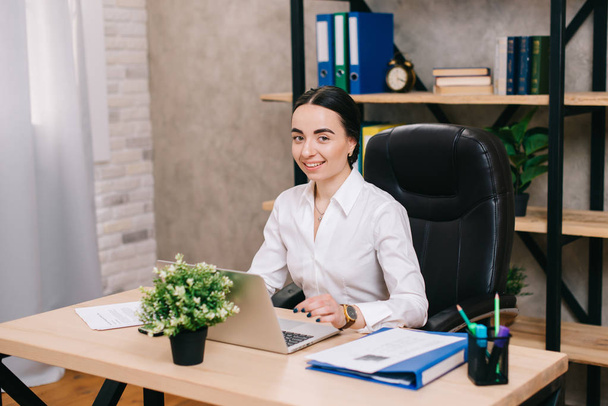 Portrait of smiling woman at office workplace - Photo, image