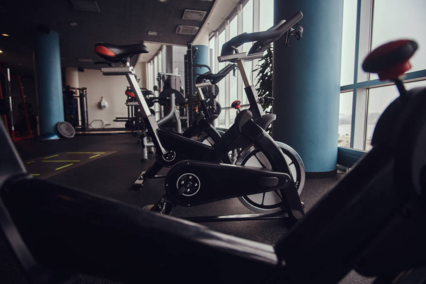 Spor, fitness, sağlık. Fitness merkezinde egzersiz bisikletleri.  - Fotoğraf, Görsel