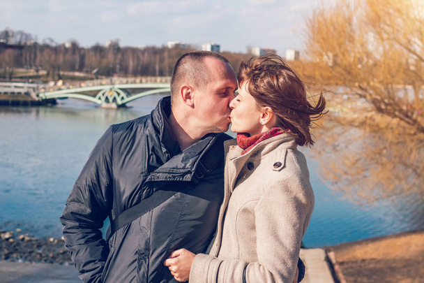 Νεαρό ζευγάρι για το φόντο της γέφυρας στο φθινόπωρο. Μόσχα, Ρωσία. - Φωτογραφία, εικόνα