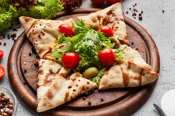 sternförmige Pizza mit Salat und Kirschtomaten dekoriert - Foto, Bild