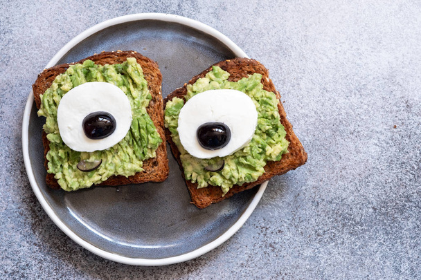Healthy breakfast. Monster avocado toast - Foto, afbeelding