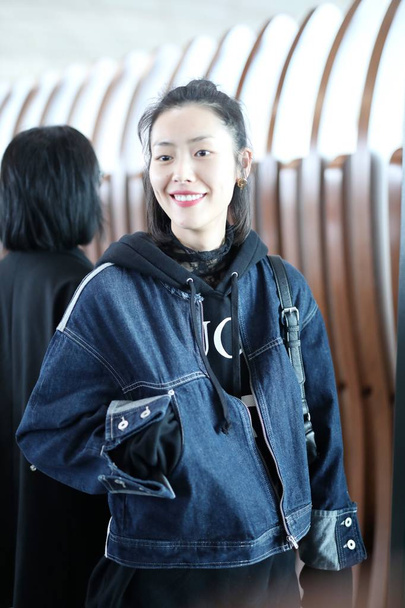 Chinese model Liu Wen arrives at the Beijing Capital International Airport in Beijing, China, 31 March 2019. - Zdjęcie, obraz