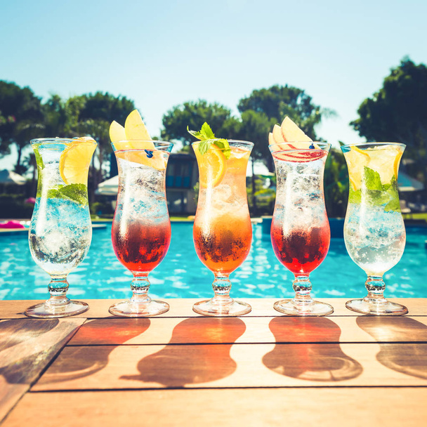 Ambachtelijke cocktails bij het zwembad. Vakantie, zomer, vakantie, luxe - Foto, afbeelding