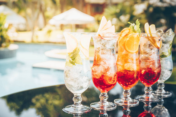 Cocktail artigianali vicino alla piscina. Vacanza, estate, vacanza, lusso
 - Foto, immagini