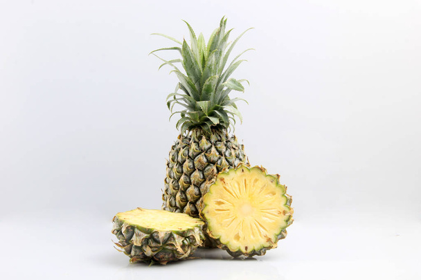 izole ananas beyaz arka plan - Fotoğraf, Görsel