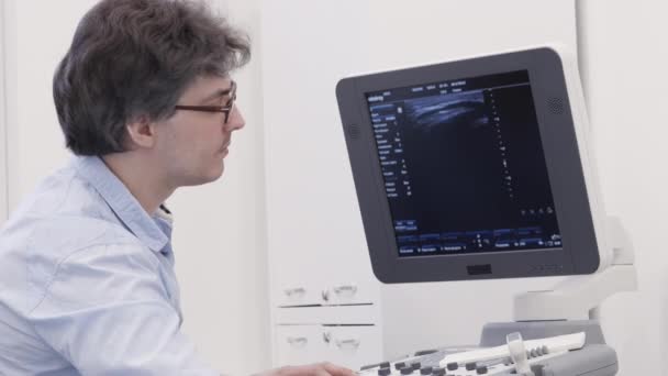 Médico de ultrassonografia detectar a doença na ultra-sonografia examinar
 - Filmagem, Vídeo