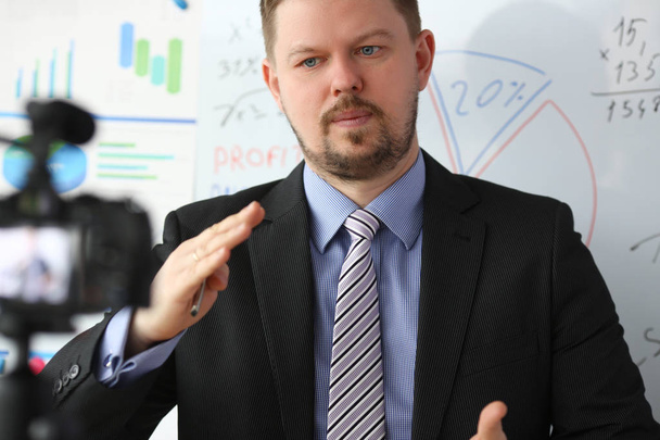 Masculino en traje y corbata mostrar estadísticas gráfico pad
 - Foto, Imagen