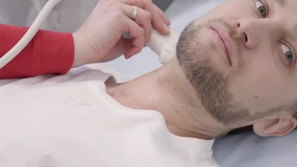 Patient masculin soumis à une procédure de diagnostic par échographie pour le cou
 - Séquence, vidéo