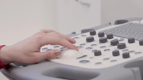 Процесс ультразвуковой диагностики крупным планом и женской рукой с использованием оборудования
 - Кадры, видео