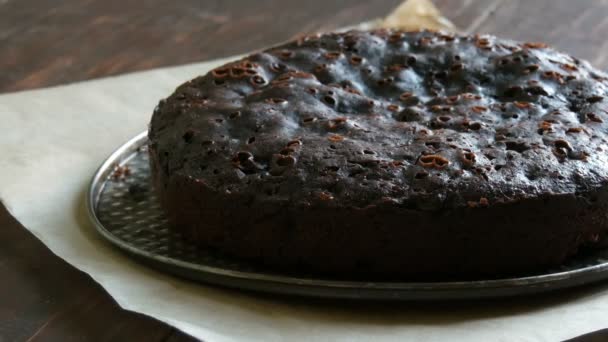 Velmi velké Čokoládové brownie dort prášek na vrcholu s bílým moučkový cukr - Záběry, video