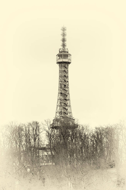 La torre Petrin Lookout Tower es una torre de estructura de acero de 63,5 metros de altura en Petn Hill, Praga, construida en 1891. Se asemeja a la Torre Eiffel y fue utilizado como una torre de observación, así como una torre de transmisión
. - Foto, Imagen