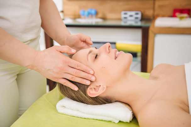 Femme se détendre et profiter pendant le massage de la tête
 - Photo, image