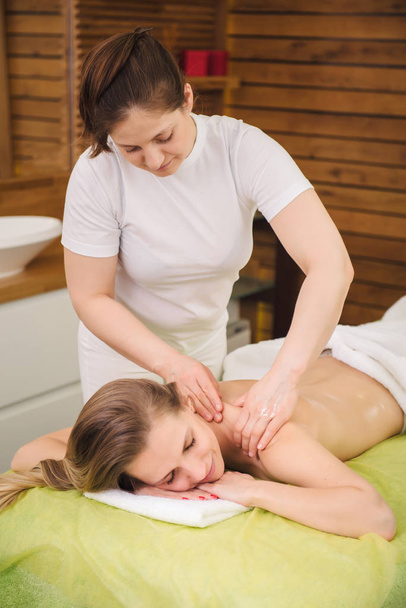 Femme bénéficiant d'un massage classique du cou et des épaules
 - Photo, image