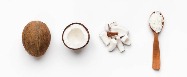 Composición de cocos sobre blanco
 - Foto, imagen