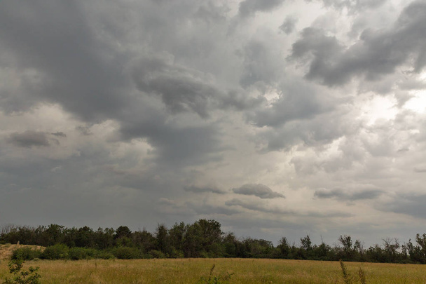 Ciel orageux sur l'île de Khortytsia, Ukraine
 - Photo, image