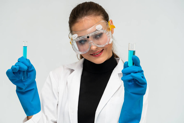 Mujer científica trabajando en laboratorio de química
. - Foto, Imagen