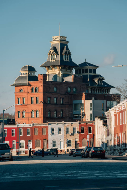 Row houses and the American Brewery Building, in Baltimore, Mary - Foto, immagini