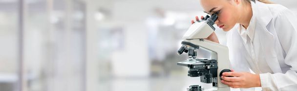 科学者研究者が研究室で顕微鏡を使用 - 写真・画像