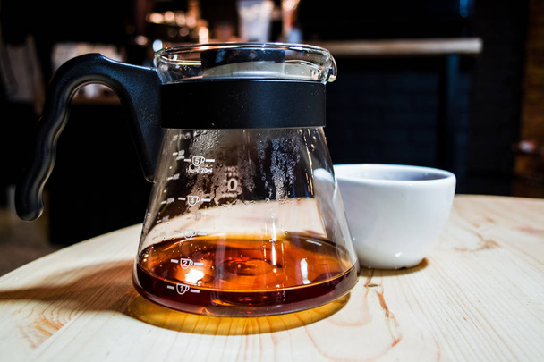 Café preparar un método alternativo en la olla de vidrio de café. Cafeína. Sírvelo. El servidor
. - Foto, imagen