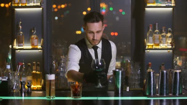 Barman nalewanie napojów alkoholowych feom shaker - Materiał filmowy, wideo