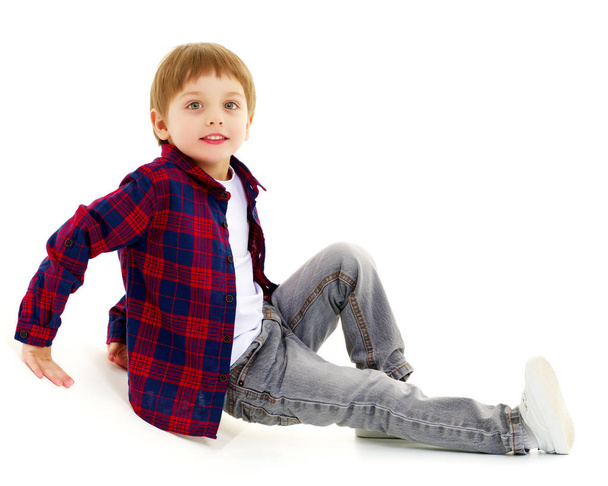 Kleiner Junge sitzt auf dem Boden - Foto, Bild