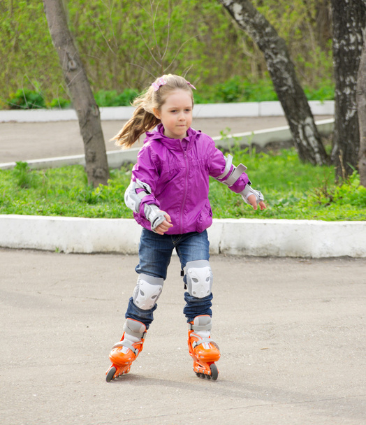Little girl roller-skating - Fotografie, Obrázek