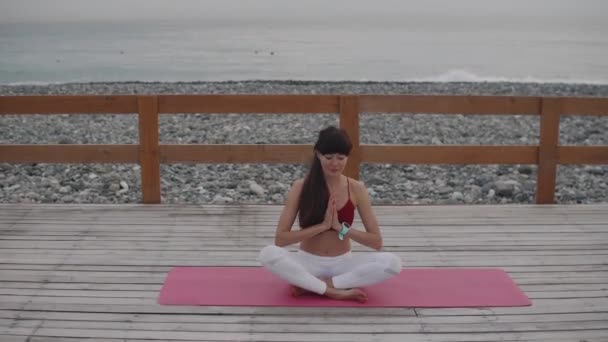 Nő meditál a természetben. - Felvétel, videó