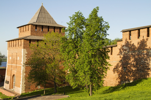The walls and towers of the Novgorod Kremlin in sunny weather - Foto, afbeelding
