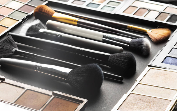 Múltiples productos cosméticos sobre fondo negro. Imagen de alta resolución para la industria cosmética y de la moda
. - Foto, Imagen