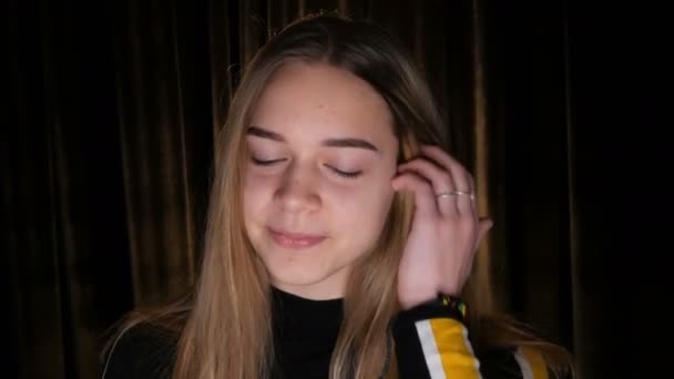 Retrato de linda adolescente con el pelo largo y blanco y ojos verdes posa para la cámara en el estudio. Problemas de la piel y el acné de los adolescentes
 - Imágenes, Vídeo