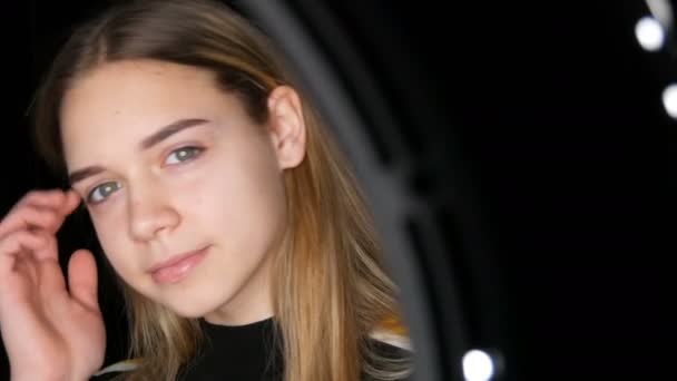 Muotokuva söpö teini tyttö pitkät valkoiset hiukset ja vihreät silmät aiheuttaa kameran studiossa. Teini-ikäinen iho ja akne ongelmat
 - Materiaali, video
