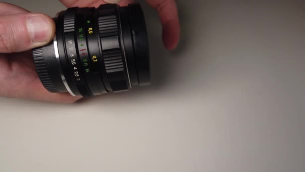 Draaien van de focusring van oude stoffige en vuile metalen foto lens. - Video