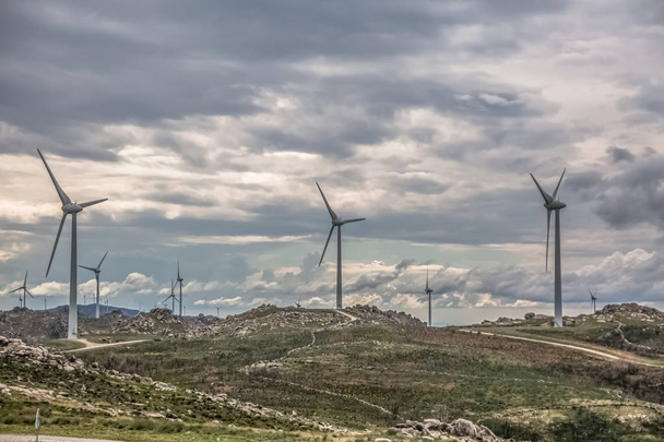 Weergave van een windturbines op de top van bergen - Foto, afbeelding