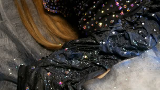 High-Fashion. Ontwerper bereidt beeld van een model Alien meisje in een zwart masker in sprankelende Strass, fonkelingen, metalen vlinders in Studio in - Video