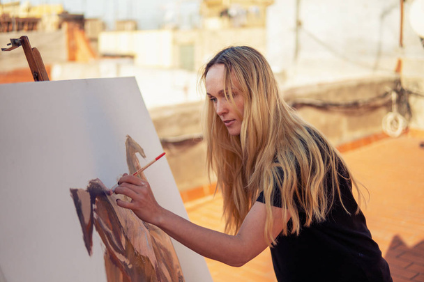 Jeune femme peintre dessin à la maison toit
 - Photo, image