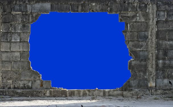 Foro in un muro isolato su blu
 - Foto, immagini
