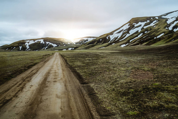 Дорога к Ландманалаугару на возвышенностях Исландии. - Фото, изображение
