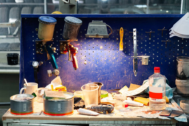 Zwei Bodypainting Pistolensprüher rot und blau auf einer Werkbank installiert - Foto, Bild