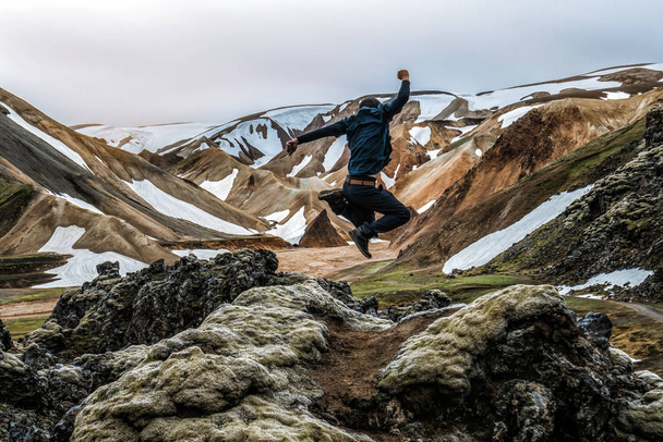 Traveler Hike w: Landmannalaugar Iceland Highland  - Zdjęcie, obraz