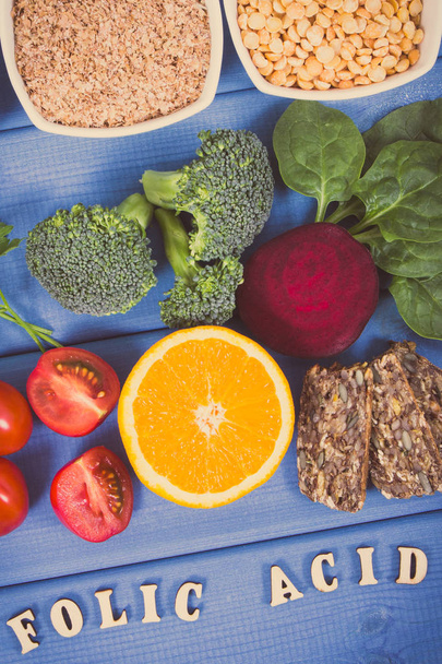 Винтажное фото, Пищевые продукты, содержащие витамин В9 и пищевое волокно, концепция здорового питания
 - Фото, изображение