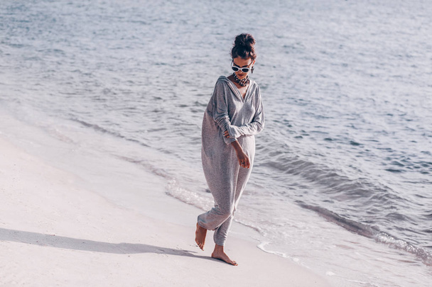 bela jovem modelo de moda alegre na praia ao pôr do sol
 - Foto, Imagem